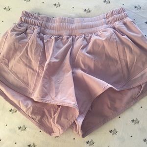Lululemon 2.5” Hotty Hot Lavender sz 4